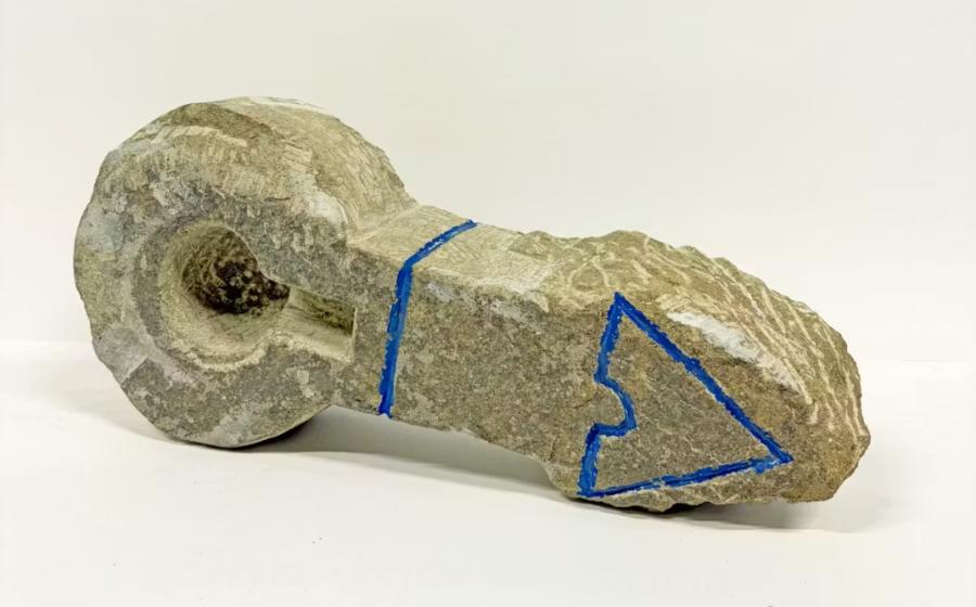 Adochi, Untitled (Fragment), 1986, Sandstone, 42 x 18 x 10 cm. Courtesy Galerie Nothelfer