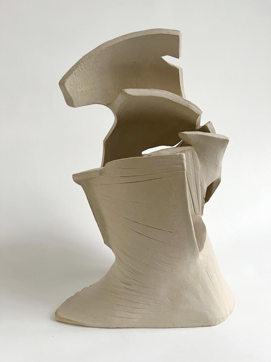 Britta Lumer, angry bird, 2022 ceramic sculpture, 36,5 x 26 x 16,5 cm. Courtesy of the artist and Galerie Georg Nothelfer