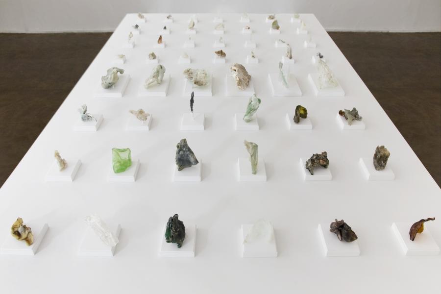 Philip Topolovac Bodenproben, 2010 Sammlung von Glasfundstücken aus Berlin Größe variabel