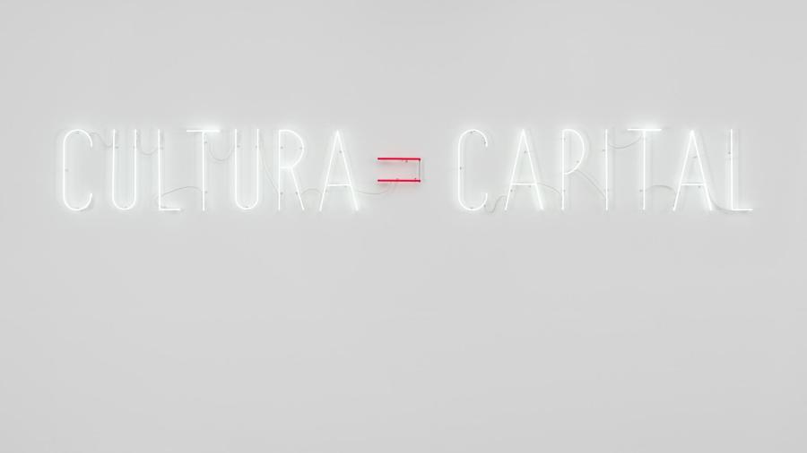 Alfredo Jaar, Cultura=Capitale, 2012, Neon, 55 x 460 cm. Courtesy Sammlung Wemhöner