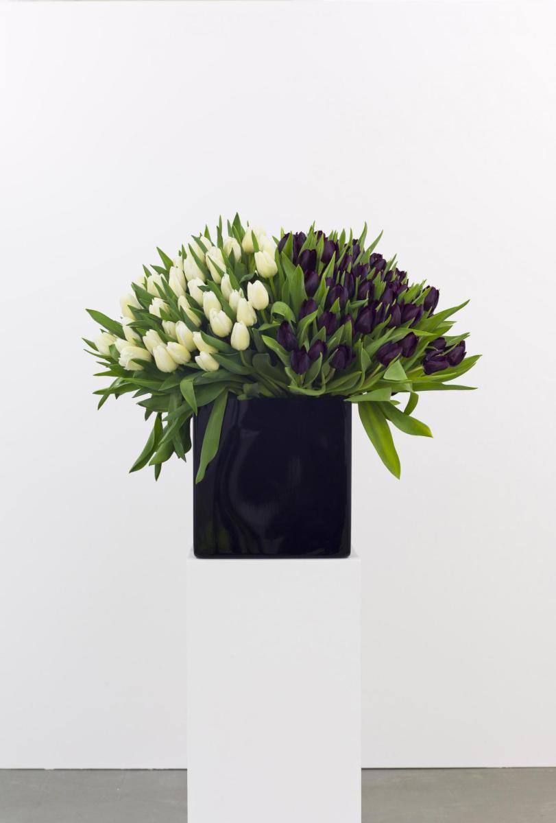 Willem de Rooij, Bouquet VI, 2010, 100 schwarze Tulpen, 100 weiße Tulpen / 100 black tulips, 100 white tulips, Vase / vase, Sockel / plinth Sammlung / Collection Stedelijk Museum, Amsterdam