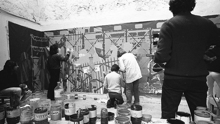 Collectif de peintres antifascistes painting a banner for a protest on May 1, 1976, directed against the government’s policies towards the arts. | Photo source: Claude Lazar