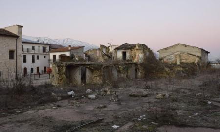 Credit: Göran Gnaudschun, Blick über Ruinen zur Piazza Umberto, Onna, 2019