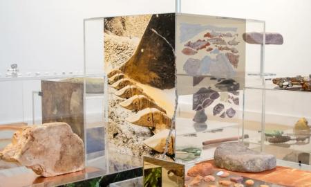 Photo : A VECES HAY QUE TROPEZAR DOS VECES CON LA MISMA PIEDRA - Installation of found objects, drawings, photographs and plexiglass boxes, variable dimensions. Installation view Solastalgie, Museum Giersch, Frankfurt, 2025