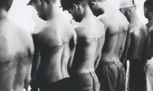 Santiago Sierra, “250 cm line tattooed on 6 paid people«”Havana, Cuba, 1999 (Video-Still)