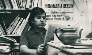 René Block im Büro mit Plakat Hommage à Berlin, 1969, Foto: KP Brehmer / KP Brehmer Nachlass, Berlin